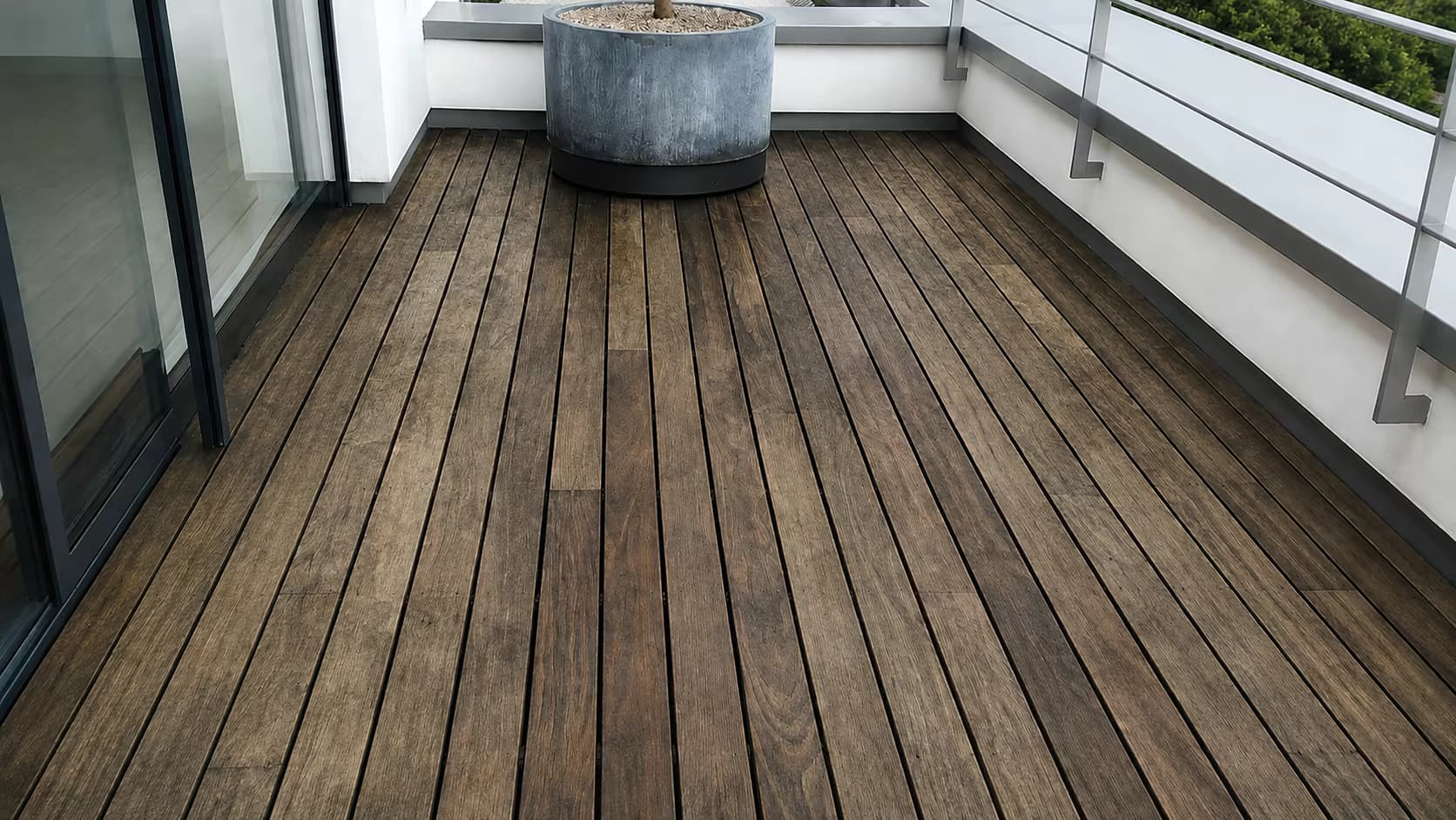 Dřevěná terasa před renovací se zešedlým, zvětralým povrchem